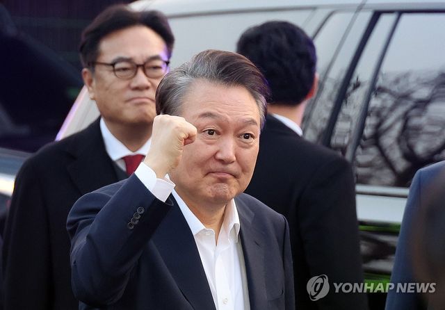 윤석열 대통령, 관저 앞 도착