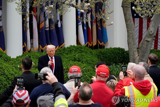 지지자들 앞에 선 트럼프 대통령