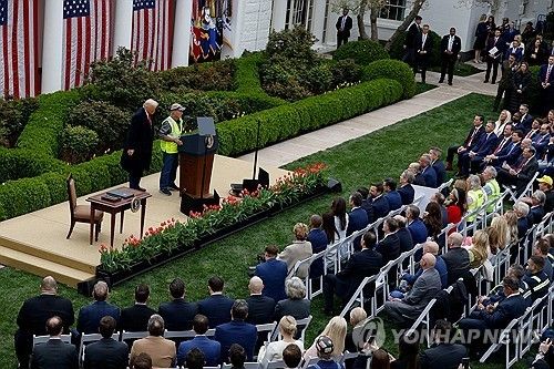 관세 발표하는 트럼프 미국 대통령