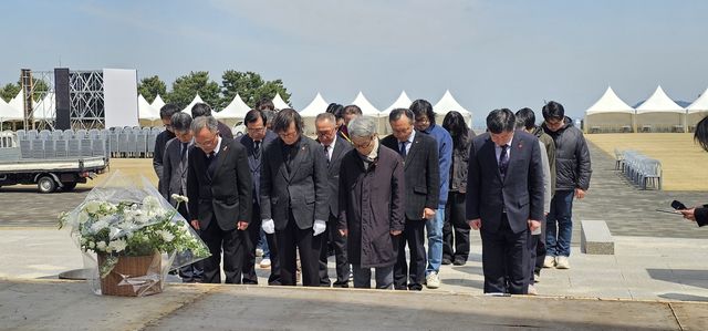 제주4·3평화공원에서 희생자에 참배하는 '내 이름은' 제작위원들ㅇ