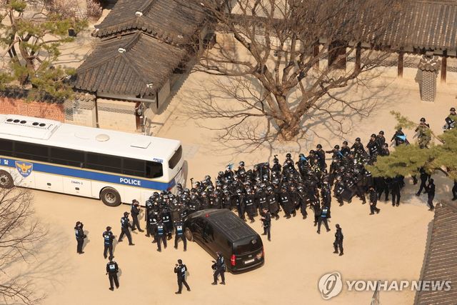 탄핵 선고일 대비 훈련하는 경찰 기동대