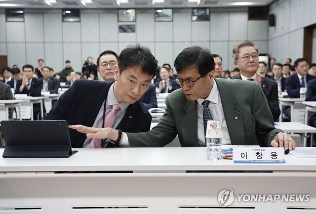 대화 나누는 이창용 한국은행 총재-이복현 금융감독원장