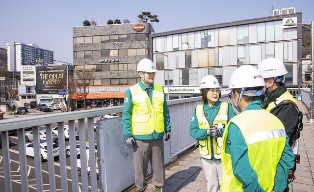 대통령 탄핵선고 대비 북한남삼거리 보도육교 점검하는 박희영 용산구청장