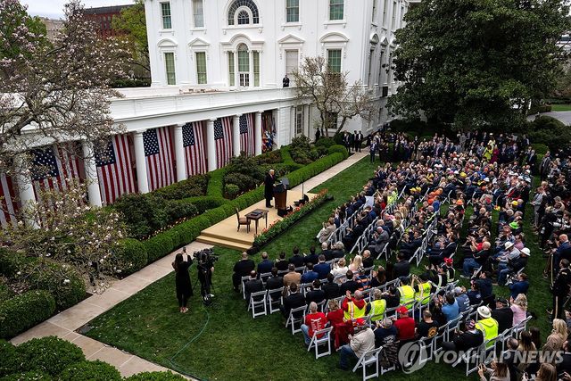 백악관 로즈가든에서 상호관세 발표 연설하는 트럼프