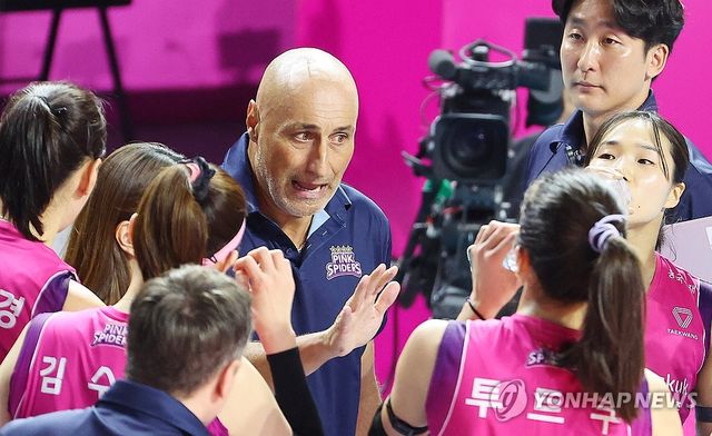 작전 지시하는 아본단자 감독