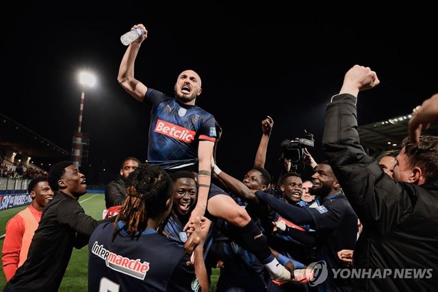 칸을 꺾고 결승 진출을 확정한 뒤 기뻐하는 테디 퇴마(가운데) 등 랭스 선수단.