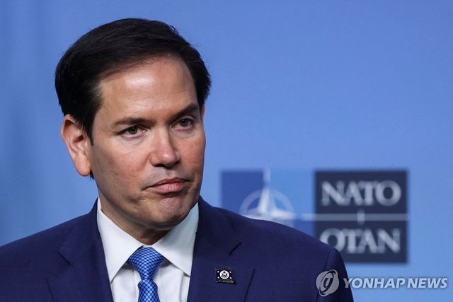 나토 외교장관회의 참석한 미 국무장관