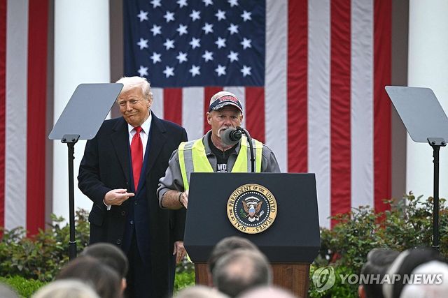 트럼프 대통령의 상호관세 지지 발언하는 노동자