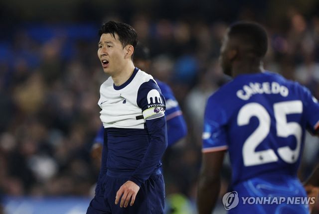 아쉬워하는 손흥민