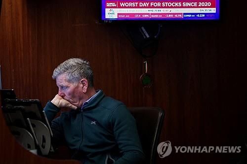 화면을 지켜보는 뉴욕증권거래소의 트레이더