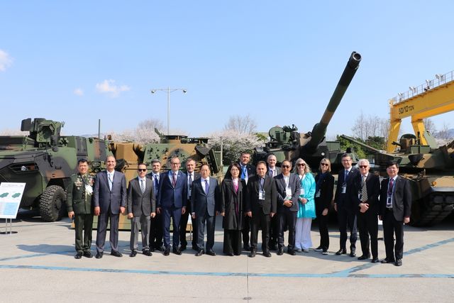 현대로템 K2 전차 등 방산 현장 방문한 주한외교단