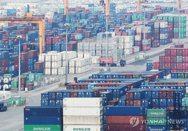 평택항에 쌓여있는 컨테이너