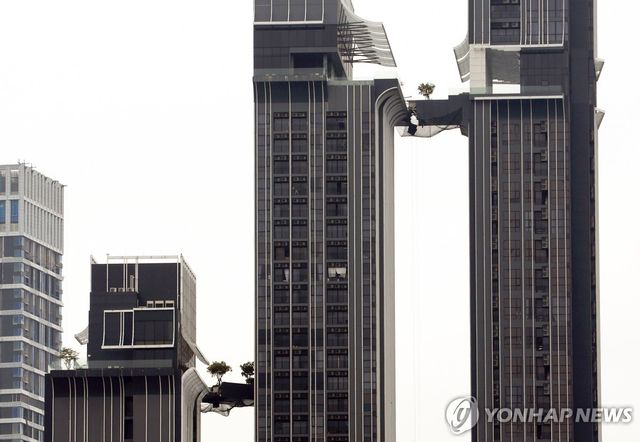 지진으로 건물 연결 다리 끊어진 방콕 콘도