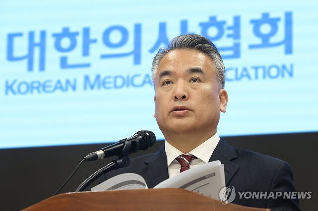 브리핑하는 김성근 의협 대변인