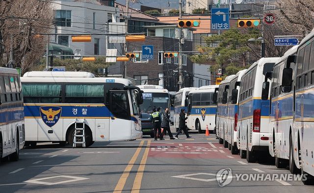 경찰, 헌재 인근 100m '진공 상태'