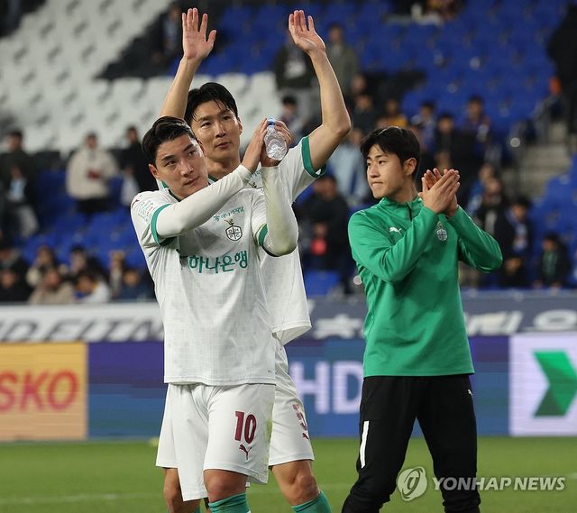 울산 팬들에게 인사하는 주민규·임종은