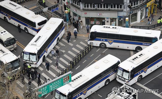 차벽으로 막힌 헌재 인근 도로