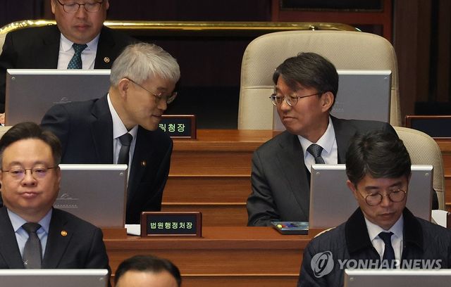 헌재 사무처장과 대화하는 법원행정처장