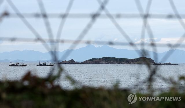 연평도에서 바라본 북한