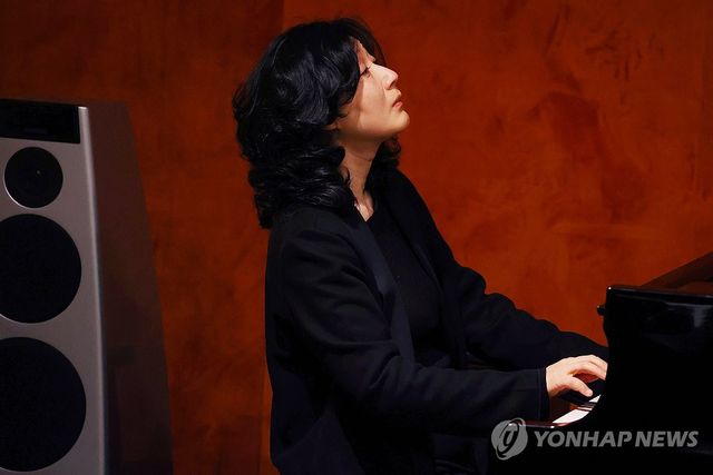 피아노 연주하는 최희연