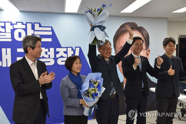 기뻐하는 장인홍 후보