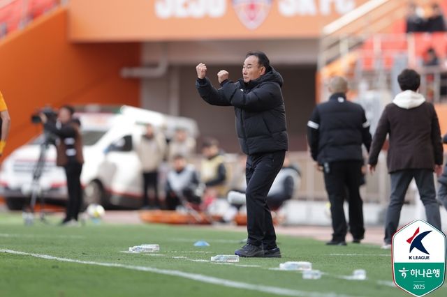 전술 지시를 내리는 제주의 김학범 감독