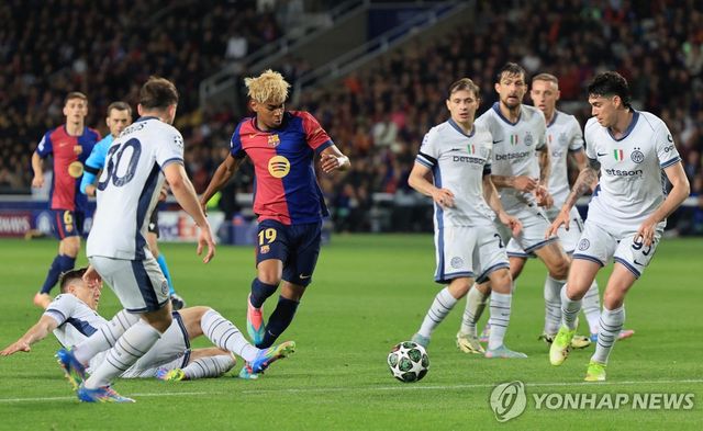 바르셀로나 라민 야말(19분)이 인터밀란 수비진 사이에서 돌파를 시도하고 있다.