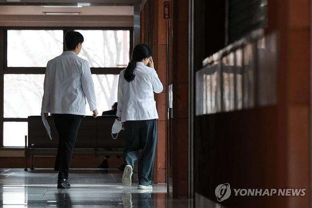 서울 시내 한 대학병원에서 이동하는 의료진