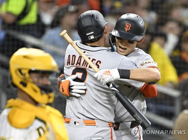 아다메스와 포옹하는 이정후