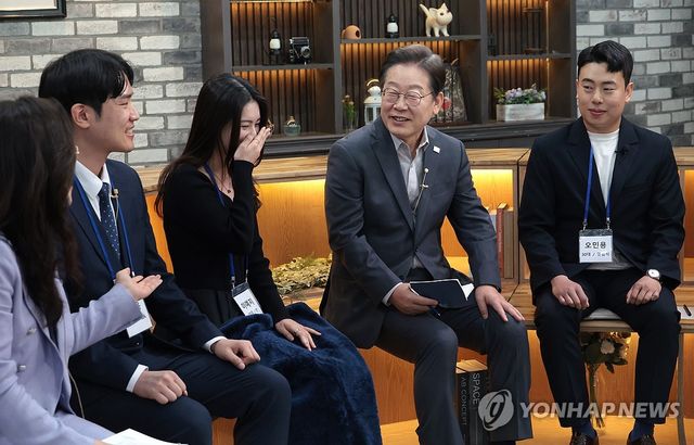 '슬기로운 퇴근생활' 직장인 간담회 갖는 더불어민주당 이재명 대선 후보