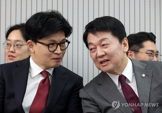 대화하는 한동훈·안철수 후보