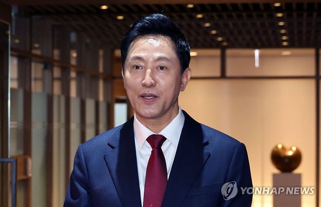 집무실 나서는 오세훈 서울시장