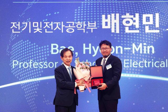 KAIST 연구대상 받은 배현민 교수(오른쪽) 