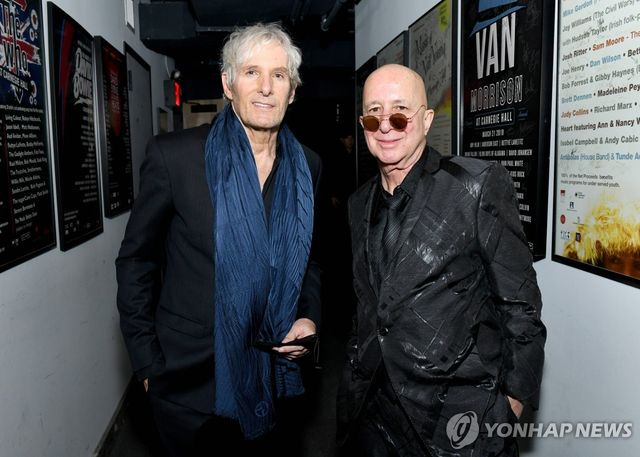 2021년 한 행사에 참석한 팝스타 마이클 볼튼(왼쪽)