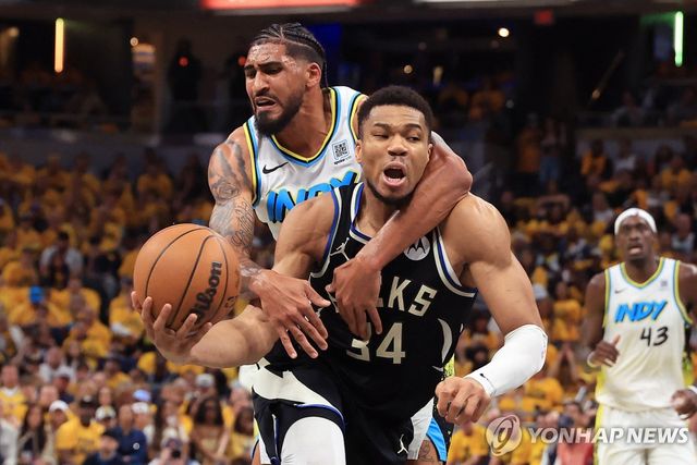 슛을 시도하는 야니스 아데토쿤보