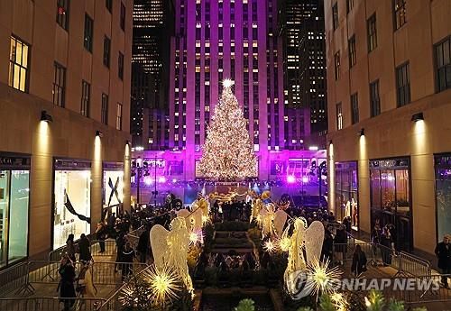 미국 뉴욕 록펠러센터 앞 크리스마스 트리 모습