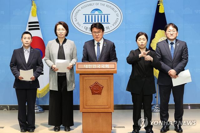 왼쪽부터 조국혁신당 김재원·백선희·황운하·차규근 의원