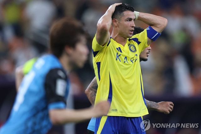 알나스르의 호날두가 가와사키와 경기에서 실망스러워하고 있다.