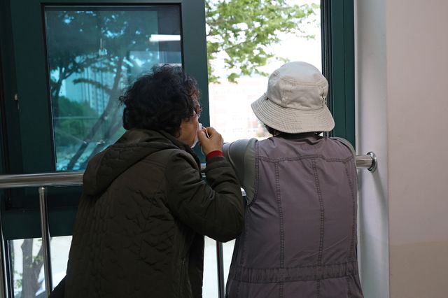 대피소서 대구산불 진화작업 지켜보는 어르신들