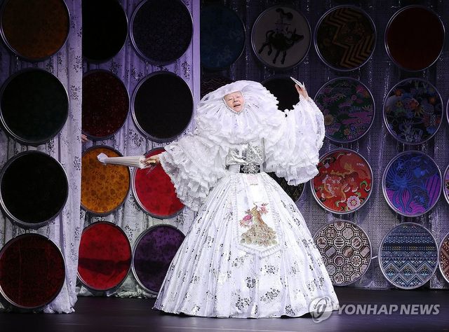 '동방미래특급' 시연하는 안은미