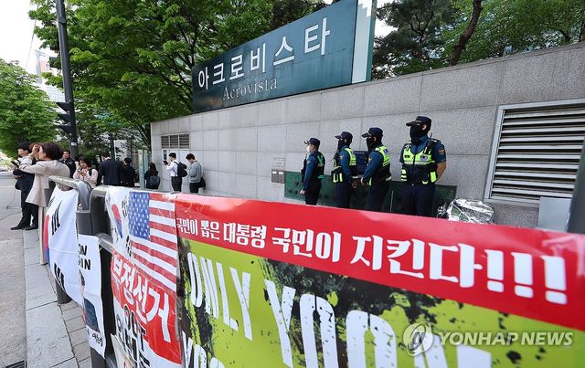 검찰, '윤 전 대통령 부부 사저' 아크로비스타 압수수색