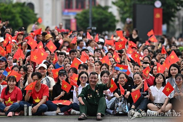 베트남전 종전·통일 50주년 퍼레이드 관람 시민