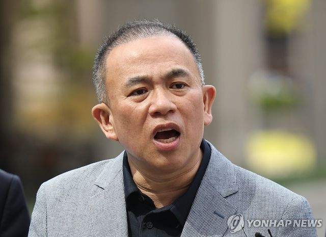 취재진 질문에 답하는 명태균 씨