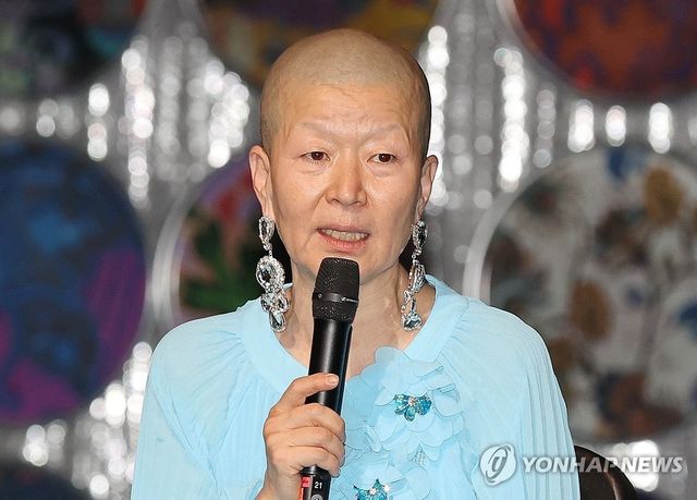 인사말하는 안은미