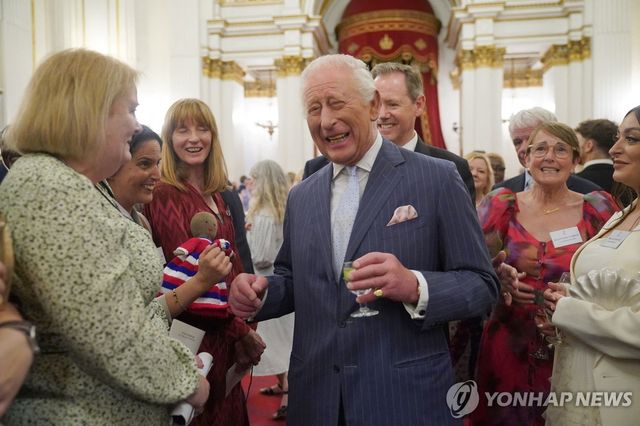 30일 버킹엄궁에서 암 환자 지원 인사들을 초청해 환영행사 여는 찰스 3세