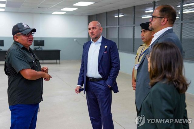 엘살바도르 교정 관리와 대화하는 에콰도르 국방 장관(가운데)과 내무 장관(오른쪽 두번째)