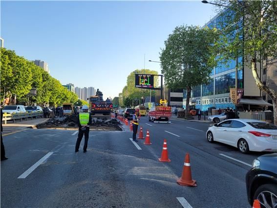 강동구 길동사거리 지반침하 현장