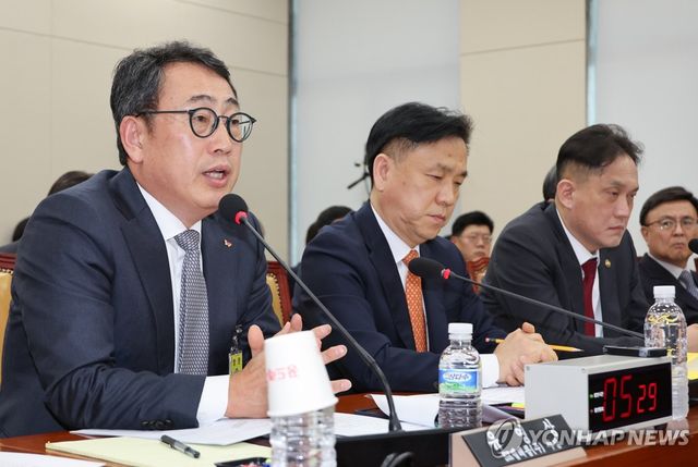 질의에 답하는 유영상 SKT 대표이사