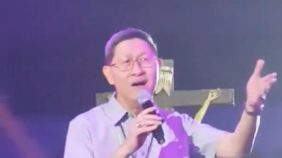 2019년 한 행사에서 존 레넌의 '이매진' 부르는 타글레 추기경