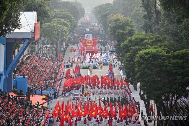 베트남, 종전·통일 50주년 초대형 퍼레이드로 자축